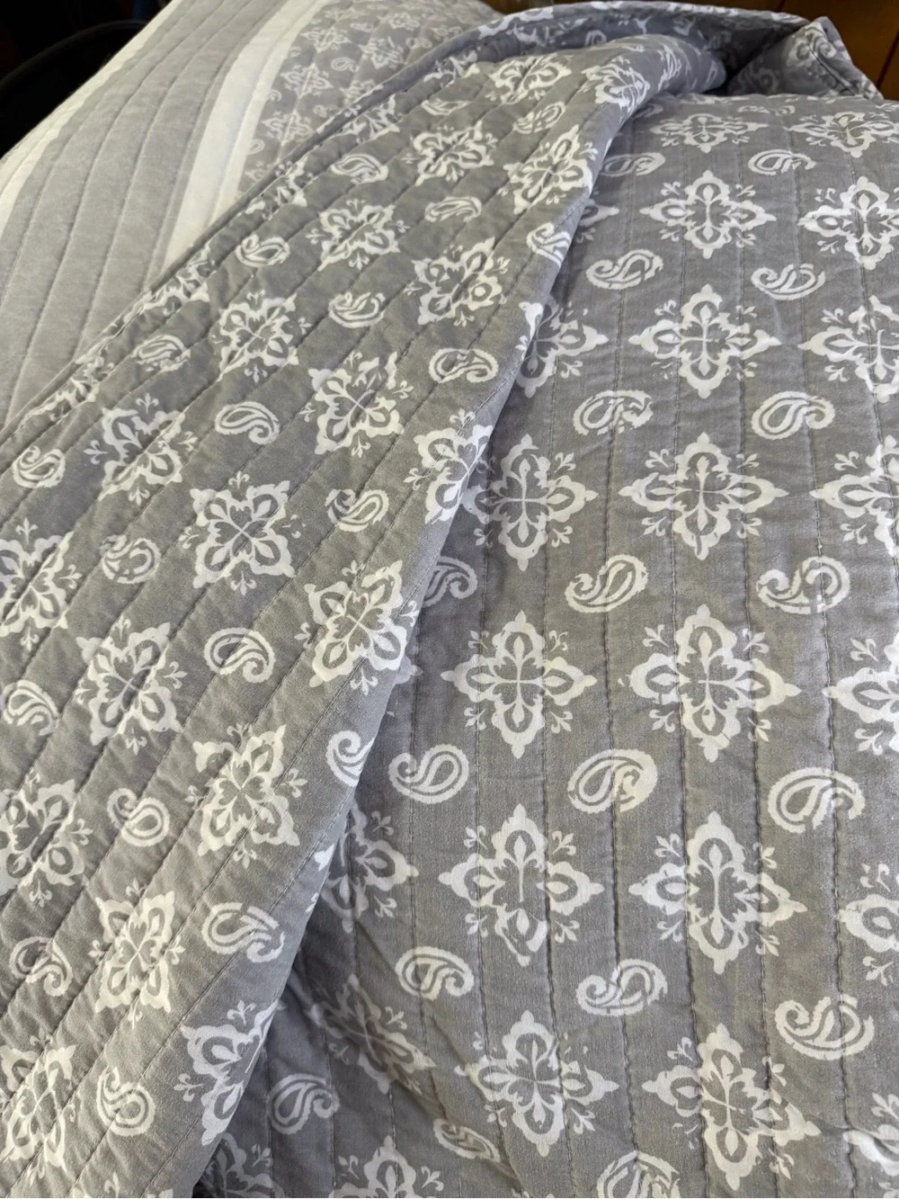 Paisley Quilted Bedspread Full/Queen - Gray & White. Reversible